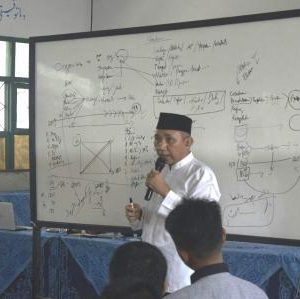 KH. Sofwan Manaf Menyampaikan Materi tentang Management di Pesantren