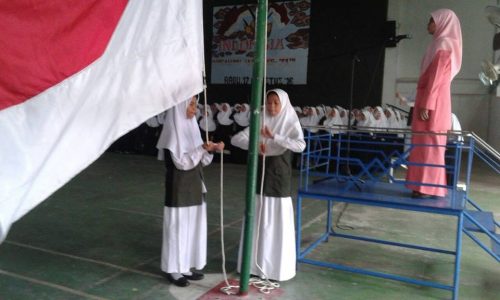 Santri putri Darunnajah Jakarta Upacara terpisah di GOR