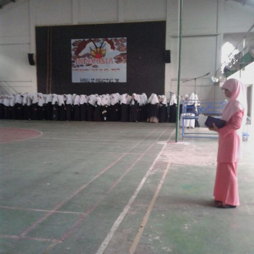 Santri putri Darunnajah Jakarta Upacara terpisah di GOR