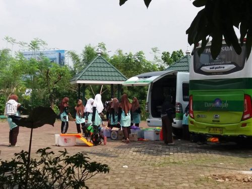 Kedatangan Kontingen Santri Putri Darunnajah Jakarta ke Pondok Pesantren Darunnajah Jakarta Setelah mengikuti Jambore dan Raimuna di Pondok Pesantren Darussalam Gontor Ngawi Jawa timur