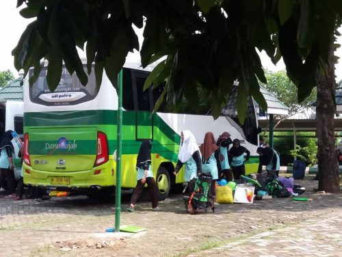 Kedatangan Kontingen Santri Putri Darunnajah Jakarta ke Pondok Pesantren Darunnajah Jakarta Setelah mengikuti Jambore dan Raimuna di Pondok Pesantren Darussalam Gontor Ngawi Jawa timur