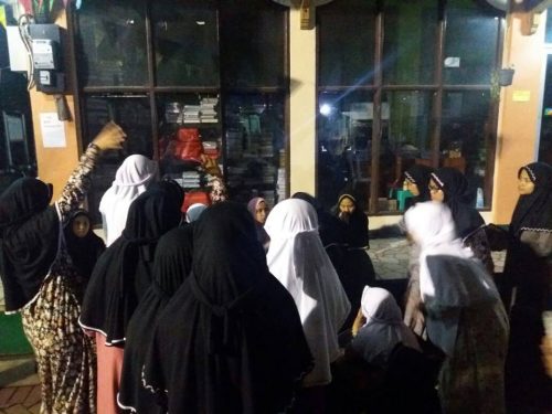 Suasana belajar malam santri Darunnajah Jakarta, menghadapi ujian mid semester 1