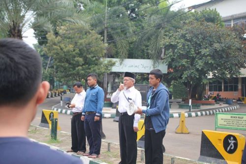 Upacara pelepasan rombongan yang dipimpin oleh Ustadz Sulaiman Efendi selaku Ketua Bagian Pengasuhan Santri Putra