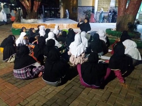 Suasana belajar malam santri Darunnajah Jakarta, menghadapi ujian mid semester 1