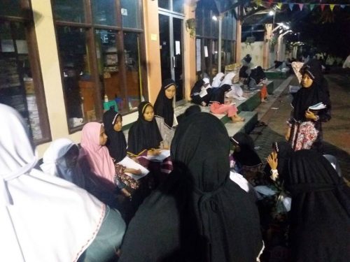 Suasana belajar malam santri Darunnajah Jakarta, menghadapi ujian mid semester 1