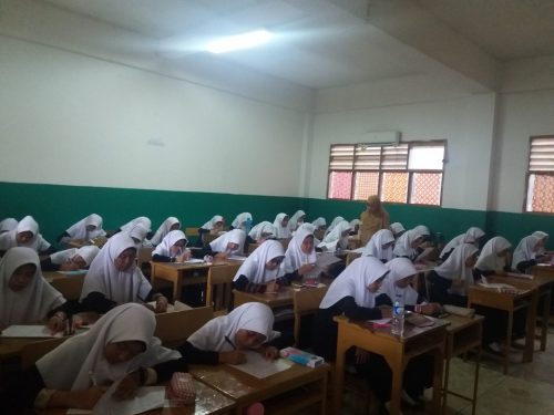 Santriwati Darunnajah Jakarta Ikuti Ujian Mid Semester 1