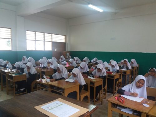 Santriwati Darunnajah Jakarta Ikuti Ujian Mid Semester 1