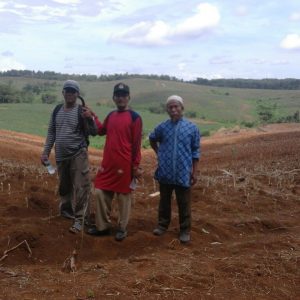 H. Mustajab Anwar, H. Sholihin dan lainnya sedang keliling memerikas tanah wakaf pesantren