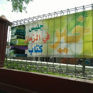 Sebaik-baik teman duduk adalah buku bacaan.