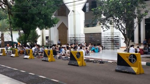 Santri Darunnajah Jakarta menunggu waktu Maghrib, buka puasa