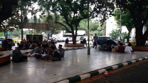 Santri Darunnajah Jakarta menunggu waktu Maghrib, buka puasa