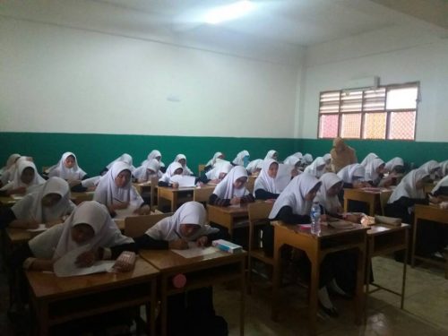 Santriwati Darunnajah Jakarta Konsentrasi Mengerjakan Soal Ujian Mid Semester 1