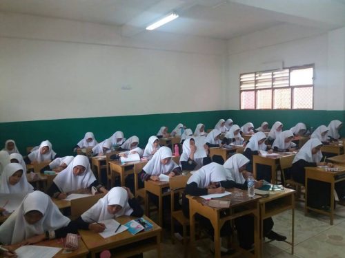 Santriwati Darunnajah Jakarta Konsentrasi Mengerjakan Soal Ujian Mid Semester 1