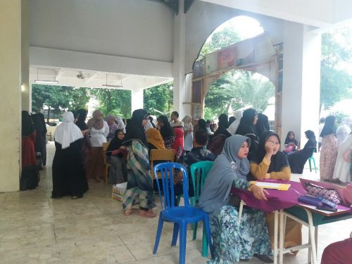 Pembagian Raport Santri Putri Pesantren Darunnajah Jakarta