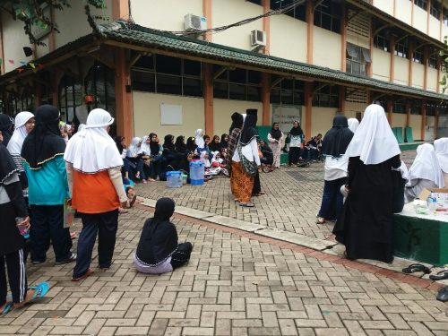 Santriwati Darunnajah Tekun Berlatih Untuk Mengikuti Lomba Universal Festival Committe