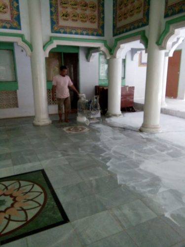 pemberian cairan untuk pembersihan lantai Masjid Pusaka