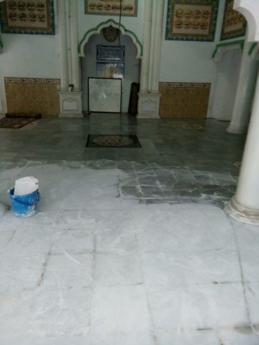 pemberian cairan untuk pembersihan lantai Masjid Pusaka
