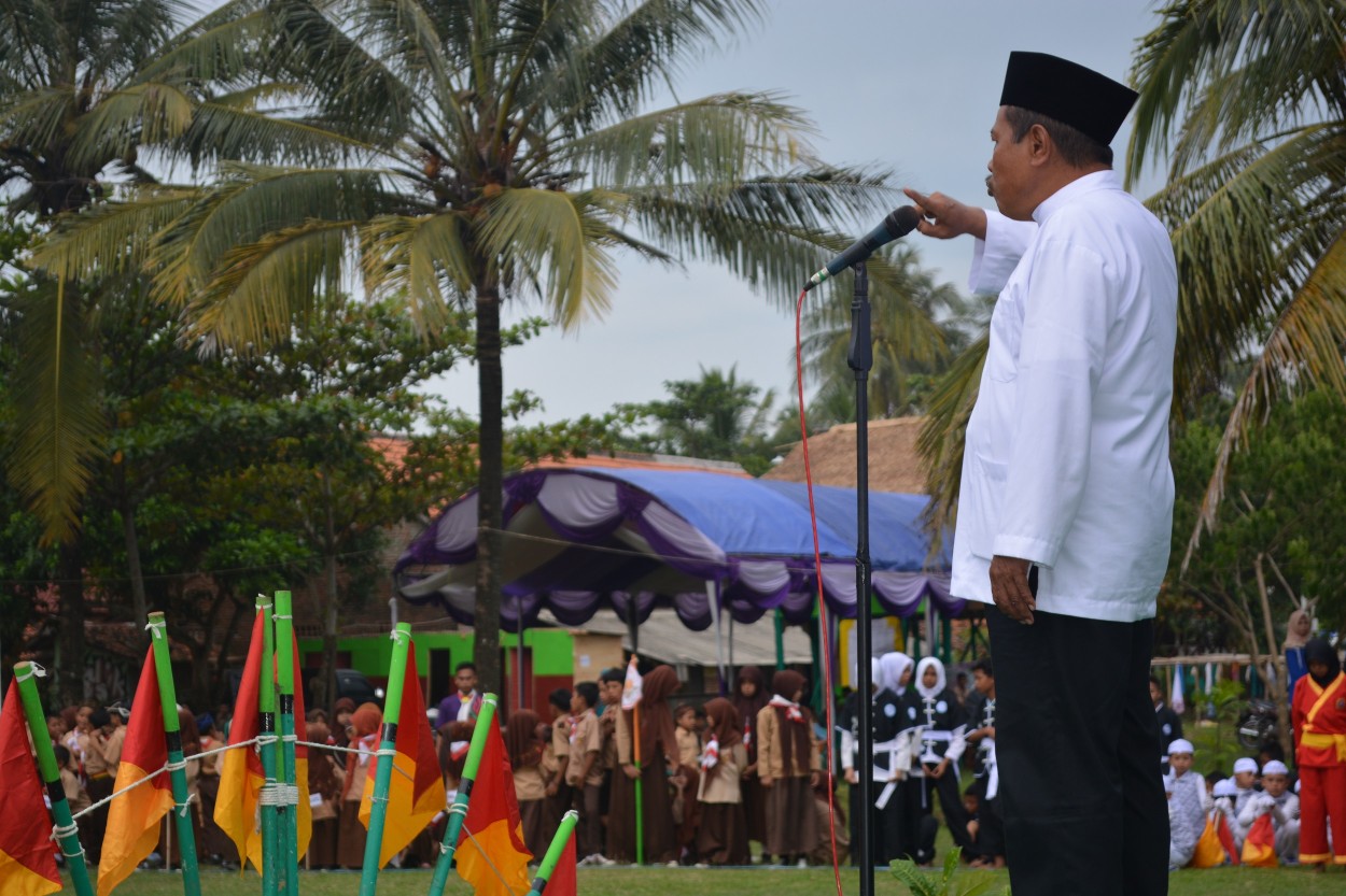 bapak-kh-mad-rodja-sukarta-dalam-kemah-bersama-tingkat-madrasah-ibtidaiyah-se-kkm-min-3-pandeglang-di-ponpes-an-nahl-darunnajah-5-cikeusik-pandeglang-banten