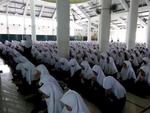 Santri Pesantren Darunnajah Jakarta Sujud Syukur Usai Laksanakan Ujian Mid Semester 1