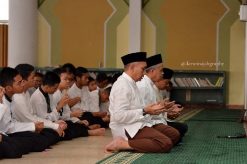 Santri Pesantren Darunnajah Jakarta Sujud Syukur Usai Laksanakan Ujian Mid Semester 1