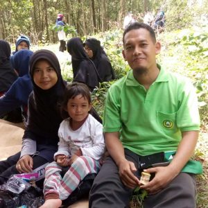 Ustadz Muhlisin bersama istri dan putri pertama mereka sedang menikmati rehat di sela-sela long march.