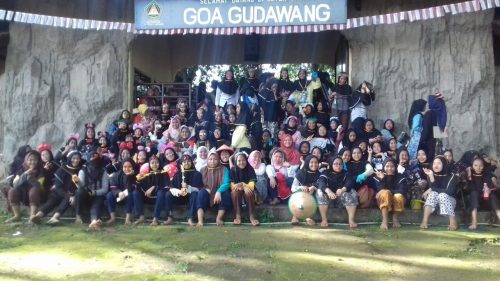 Gua Gudawang terletak di sebelah kampus 3, hanya lima menit berjalan kaki. 