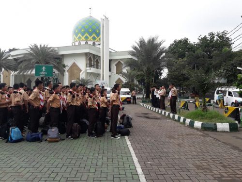 Pelepasan Peserta Pengembaraan Pramuka santri kelas IV