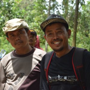 Ustadz Ismail Amin dan ustadz Ahmad Rosihin terlihat bahagia dalam jalan kaki jelajah alam bersama.