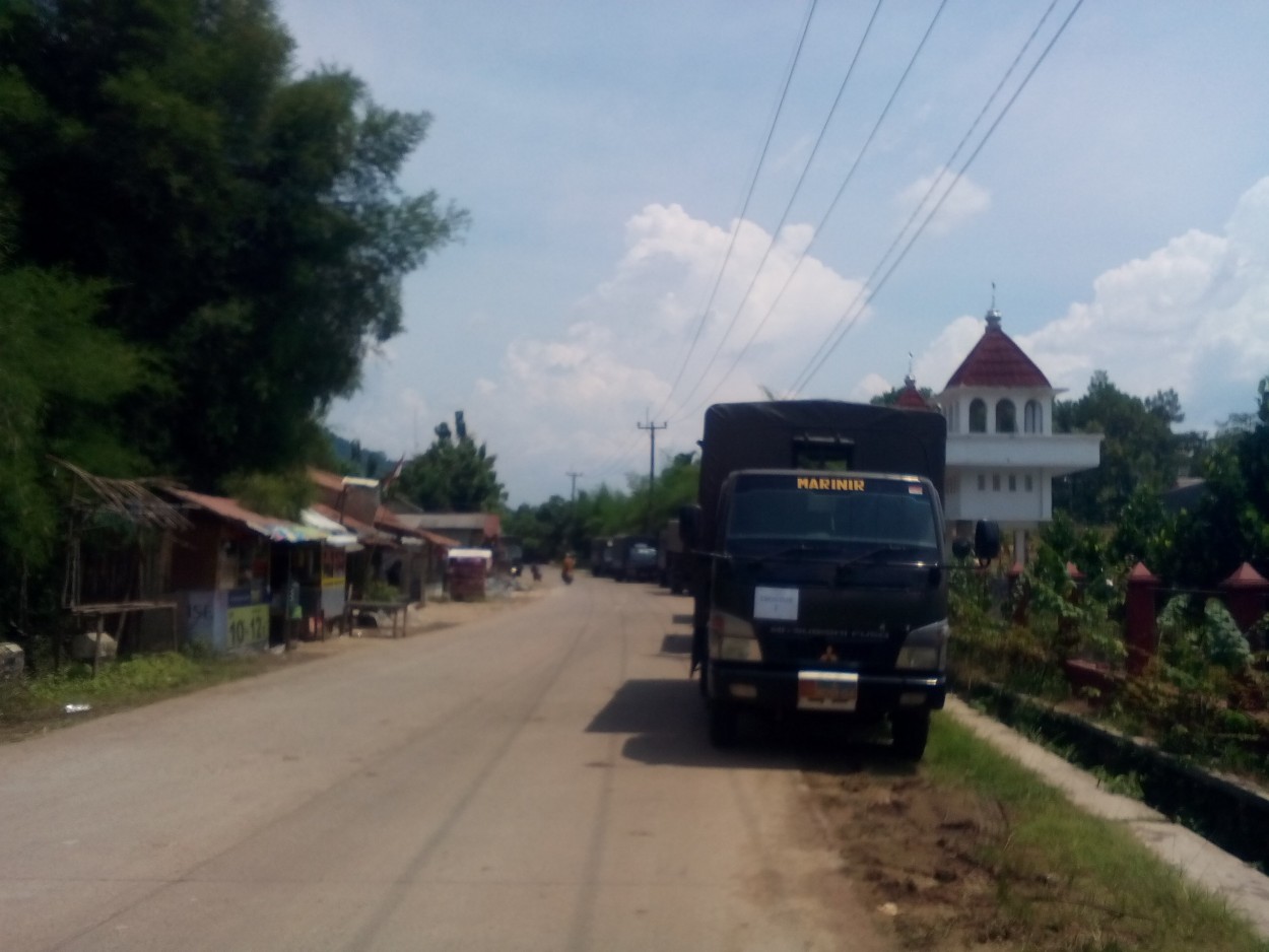 Mobil Marinir di depan kampus tiga.