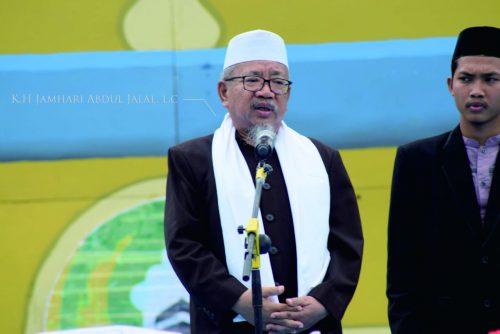 KH. Jamhari Abdul Jalal, Lc menyampaikan sambutan didampingi pembimbing PG ustadz Ahmad Farid.