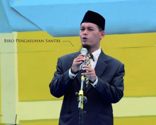 Ustadz Muhlisin Ibnu Muhtarom baca puisi dalam sambutan PG santri nihai.