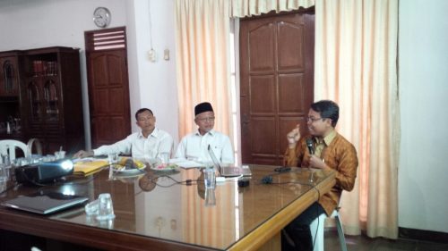 Narasumber dari KPAI didampingi Kepala BPS Darunnajah 1 Jakarta.