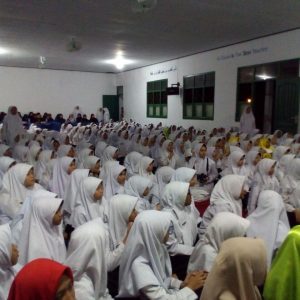 Para santriwati semangat ikuti debat kandidat.