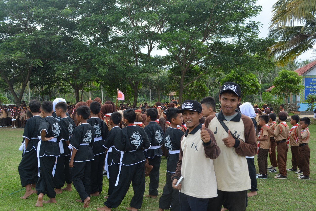 panitia-bagian-dokumentasi-bergaya-dalam-kemah-bersama-tingkat-madrasah-ibtidaiyah-se-kkm-min-3-pandeglang-di-ponpes-an-nahl-darunnajah-5-cikeusik-pandeglang-banten