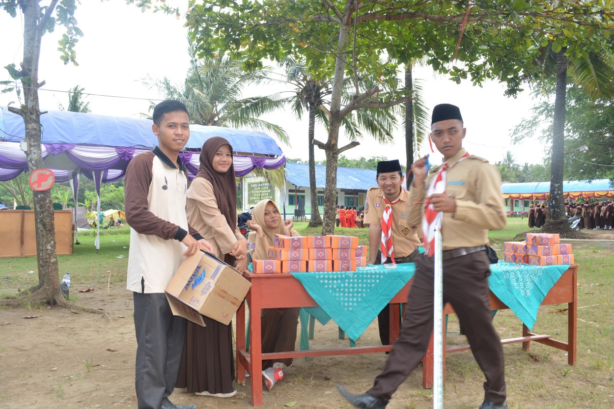 panitia-bagian-penerimaan-tamu-dalam-kemah-bersama-tingkat-madrasah-ibtidaiyah-se-kkm-min-3-pandeglang-di-ponpes-an-nahl-darunnajah-5-cikeusik-pandeglang-banten