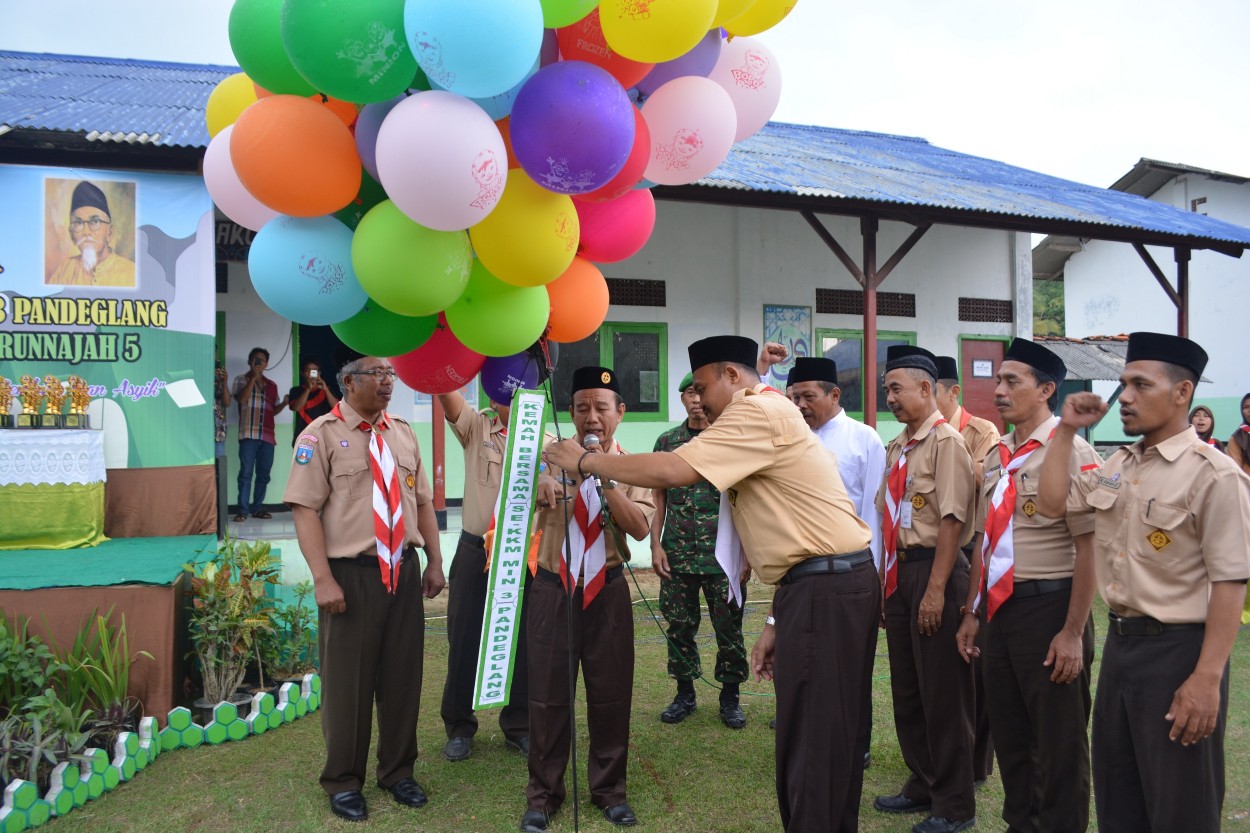 pelepasan-balon-oleh-bapak-camat-cikeusik-sebagai-tanda-di-bukanya-kemah-bersama-tingkat-madrasah-ibtidaiyah-se-kkm-min-3-pandeglang-di-ponpes-an-nahl-darunnajah-5-cikeusik-pandeglang-banten