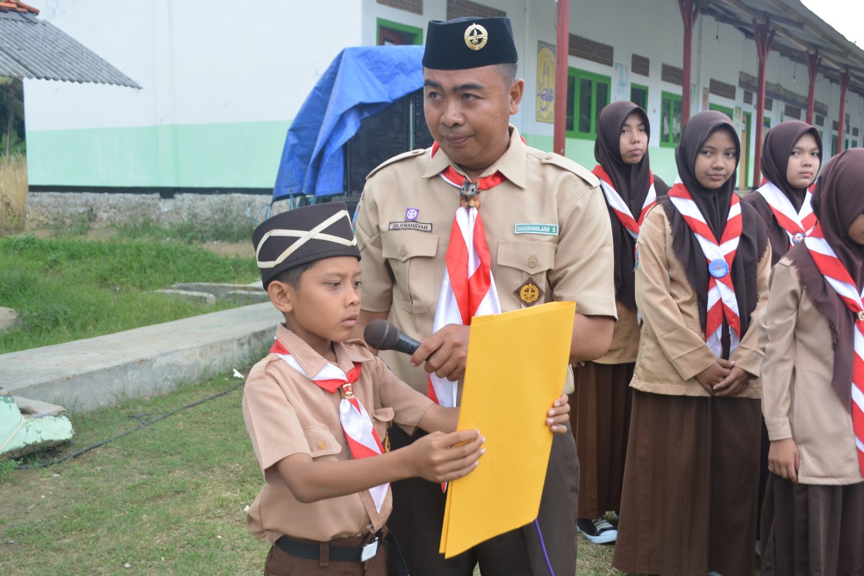 pembacaan-doa-oleh-aji-al-furqon-santri-kelas-6-mi-an-nahl-dalam-kemah-bersama-tingkat-madrasah-ibtidaiyah-se-kkm-min-3-pandeglang-di-ponpes-an-nahl-darunnajah-5-cikeusik-pandeglang-banten