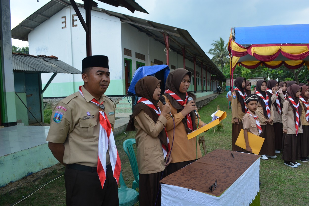 pembawa-acara-upacara-pembukaan-kemah-bersama-tingkat-madrasah-ibtidaiyah-se-kkm-min-3-pandeglang-di-ponpes-an-nahl-darunnajah-5-cikeusik-pandeglang-banten