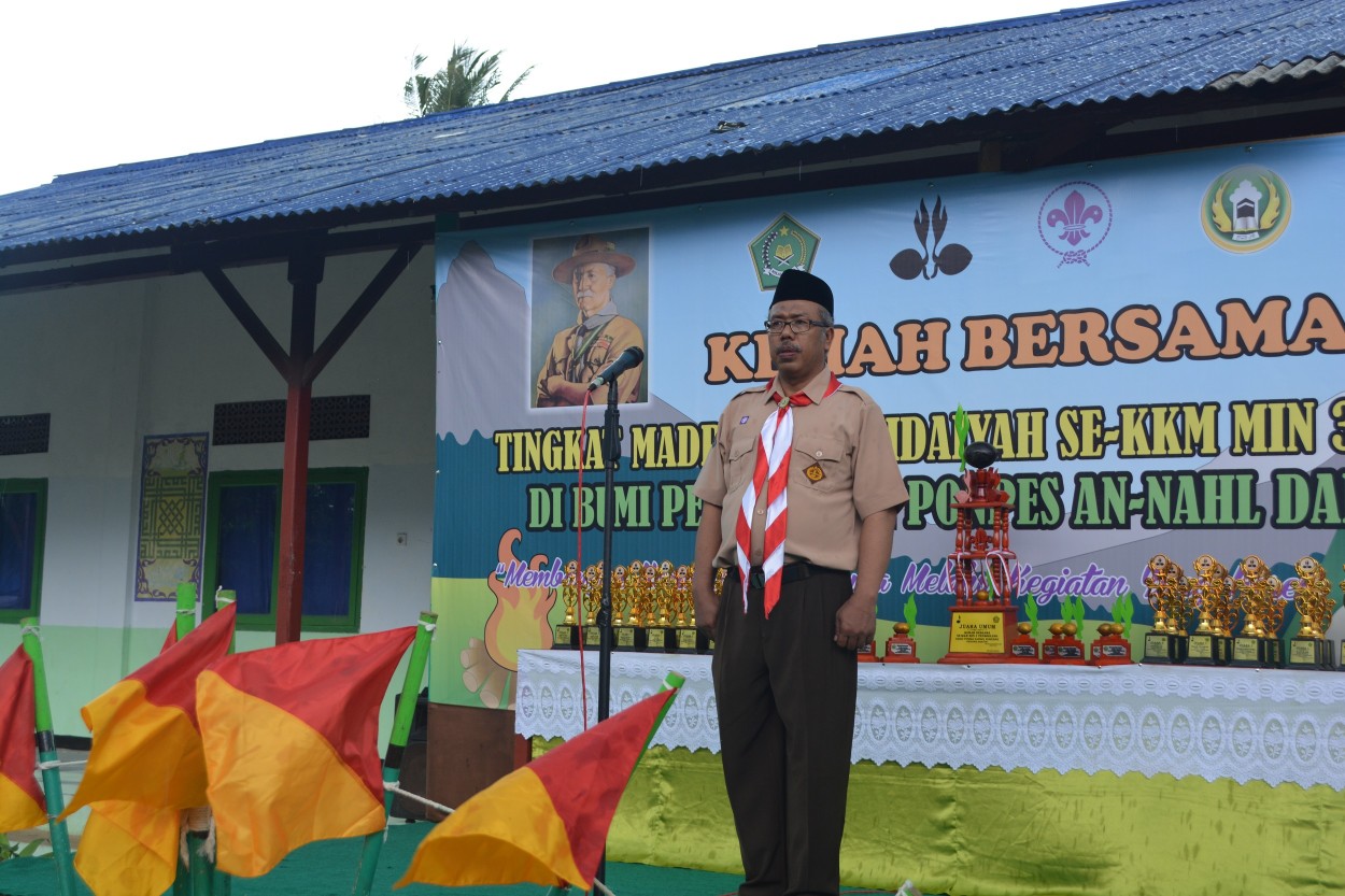 pembina-upacara-pembukaan-kemah-bersama-tingkat-madrasah-ibtidaiyah-se-kkm-min-3-pandeglang-di-ponpes-an-nahl-darunnajah-5-cikeusik-pandeglang-banten