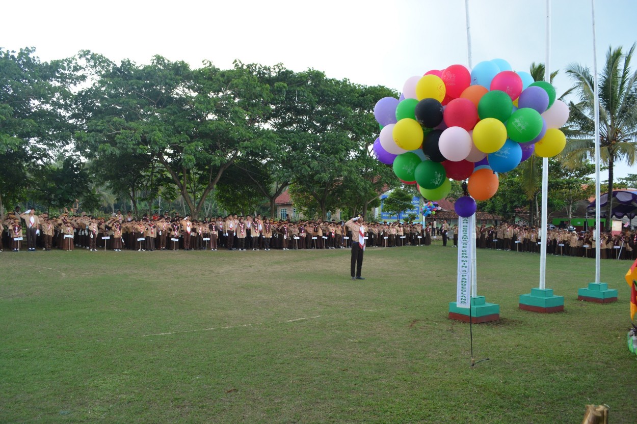 pemimpin-upacara-pembukaan-kemah-bersama-tingkat-madrasah-ibtidaiyah-se-kkm-min-3-pandeglang-di-ponpes-an-nahl-darunnajah-5-cikeusik-pandeglang-banten