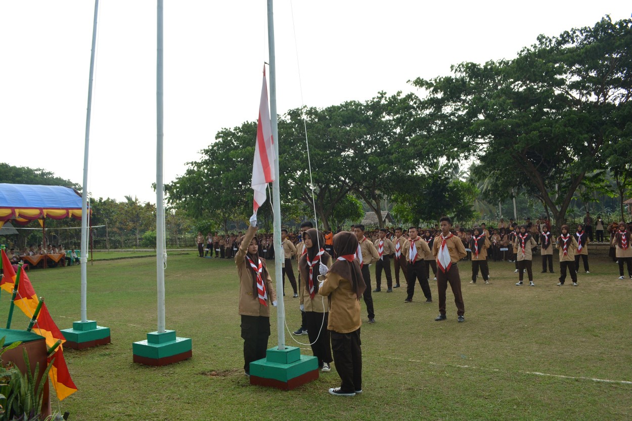 pengibaran-bendara-pramuka-kemah-bersama-tingkat-madrasah-ibtidaiyah-se-kkm-min-3-pandeglang-di-ponpes-an-nahl-darunnajah-5-cikeusik-pandeglang-banten