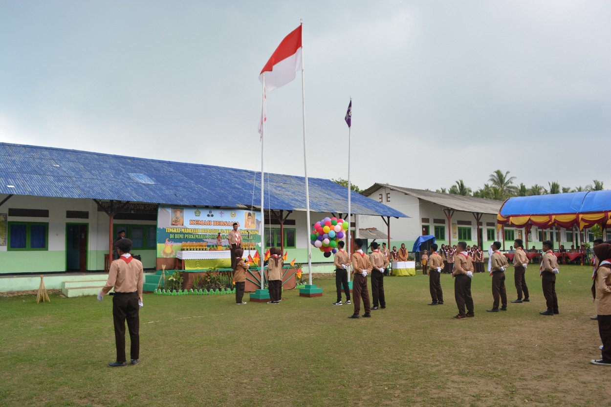 pengibaran-bendera-pramuka-dalamupacara-pembukaan-kemah-bersama-tingkat-madrasah-ibtidaiyah-se-kkm-min-3-pandeglang-di-ponpes-an-nahl-darunnajah-5-cikeusik-pandeglang-banten