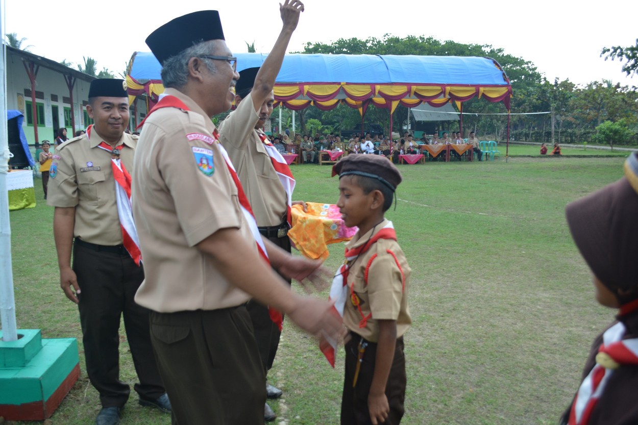 penyematan-kartu-tanda-peserta-putra-kemah-bersama-tingkat-madrasah-ibtidaiyah-se-kkm-min-3-pandeglang-di-ponpes-an-nahl-darunnajah-5-cikeusik-pandeglang-banten