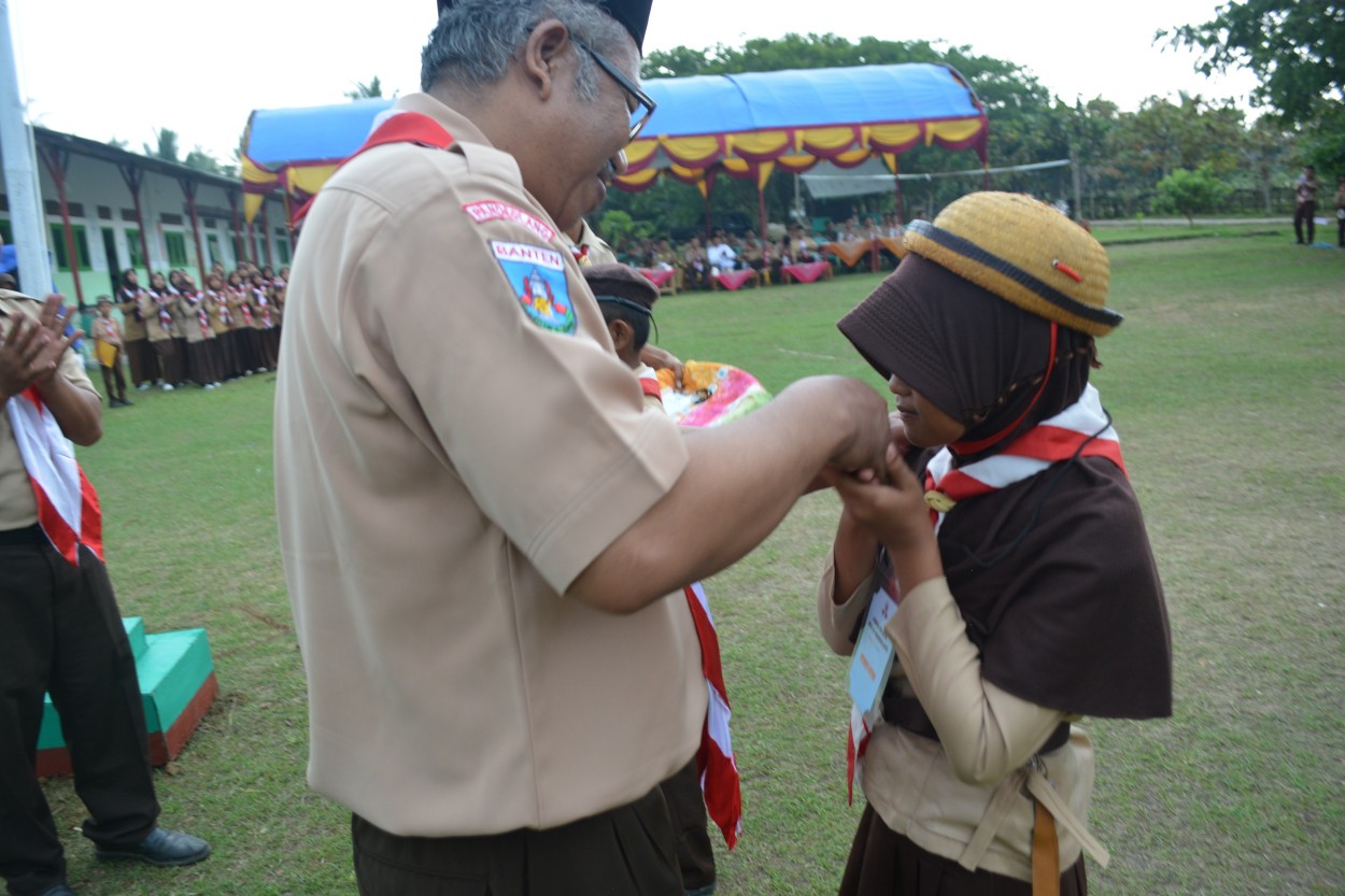 penyematan-tanda-peserta-putri-kemah-bersama-tingkat-madrasah-ibtidaiyah-se-kkm-min-3-pandeglang-di-ponpes-an-nahl-darunnajah-5-cikeusik-pandeglang-banten