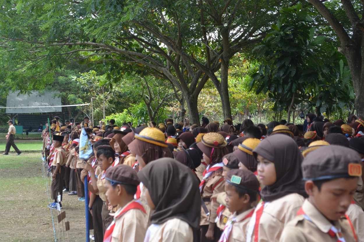 peserta-upacara-pembukaan-kemah-bersama-tingkat-madrasah-ibtidaiyah-se-kkm-min-3-pandeglang-di-ponpes-an-nahl-darunnajah-5-cikeusik-pandeglang-banten