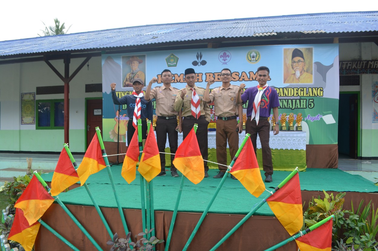 ustad-an-nahl-dalam-kemah-bersama-tingkat-madrasah-ibtidaiyah-se-kkm-min-3-pandeglang-di-ponpes-an-nahl-darunnajah-5-cikeusik-pandeglang-banten