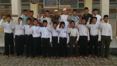 Pimpinan dan guru2 Darunnajah Jakarta mengunjungi Pesantren Munawwarah, Brondong Lamongan Jatim