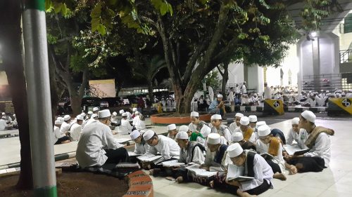 Tadarrus Al Quran ba'da Sholat Maghrib di Pesantren Darunnajah Jakarta