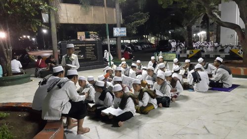 Tadarrus Al Quran ba'da Sholat Maghrib di Pesantren Darunnajah Jakarta