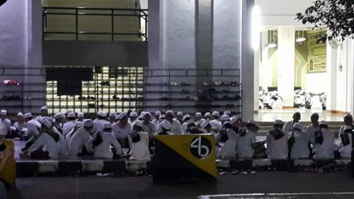 Tadarrus Al Quran ba'da Sholat Maghrib di Pesantren Darunnajah Jakarta